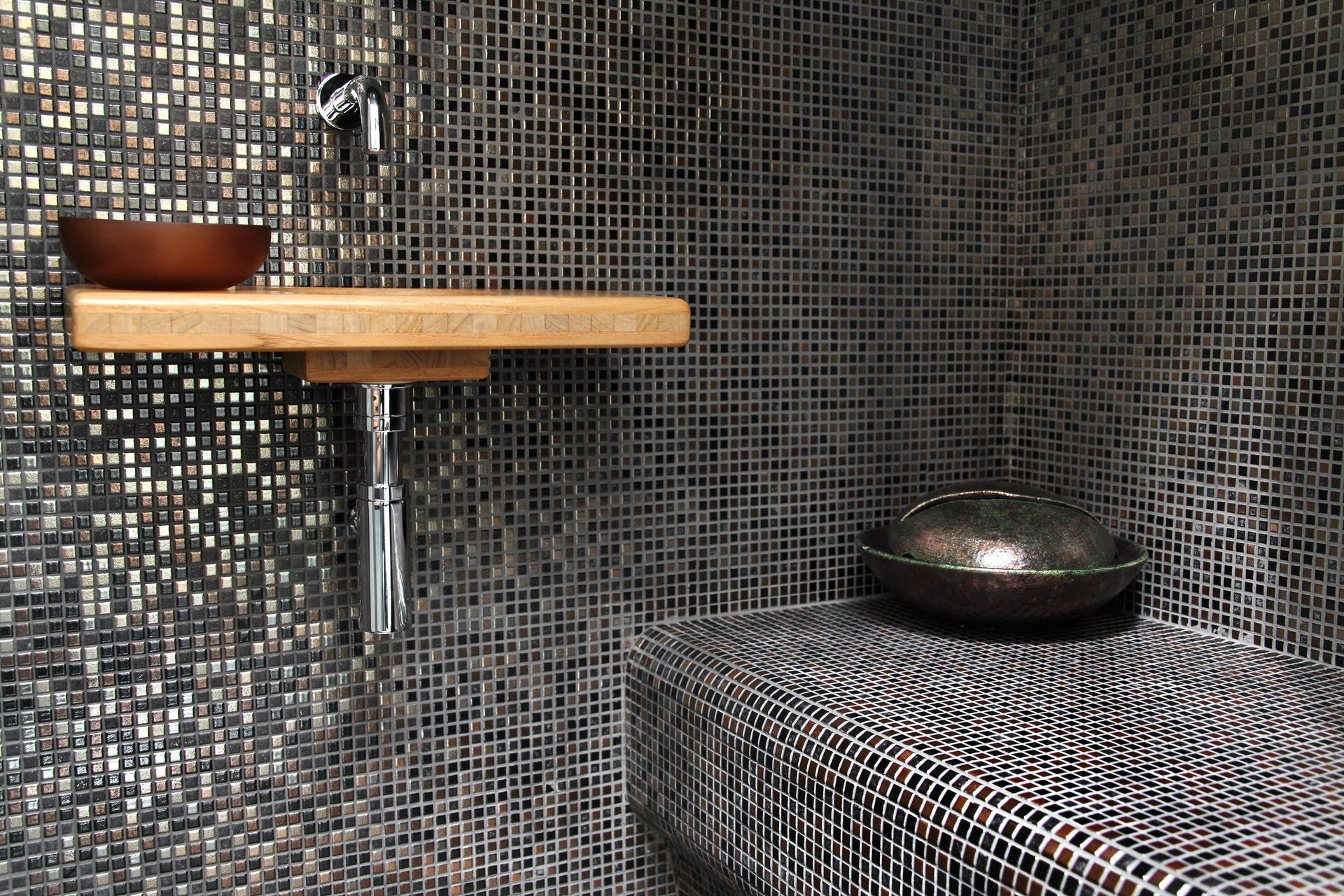 Bagno con mattonelle a mosaico.