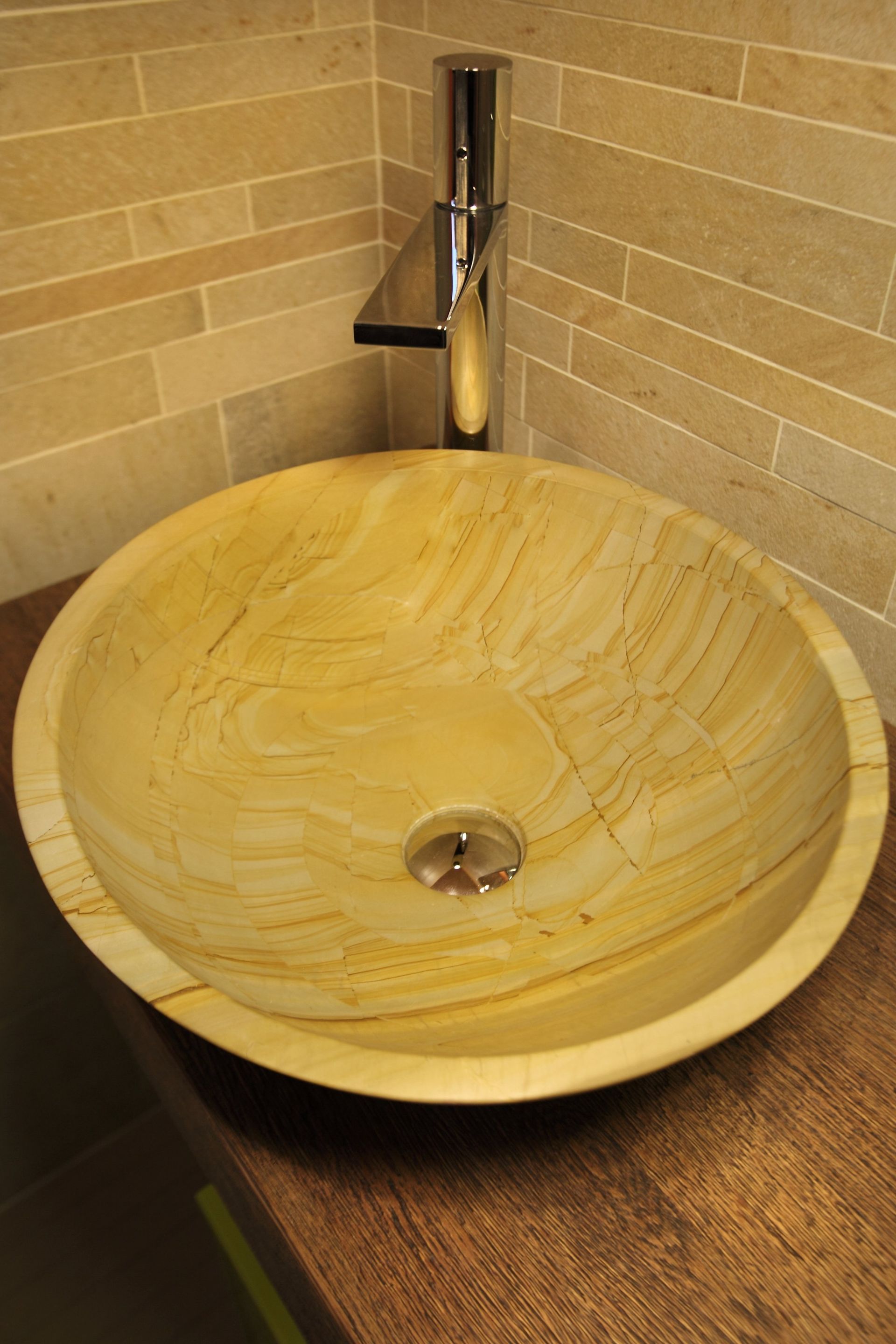 Primo piano di lavabo in legno.