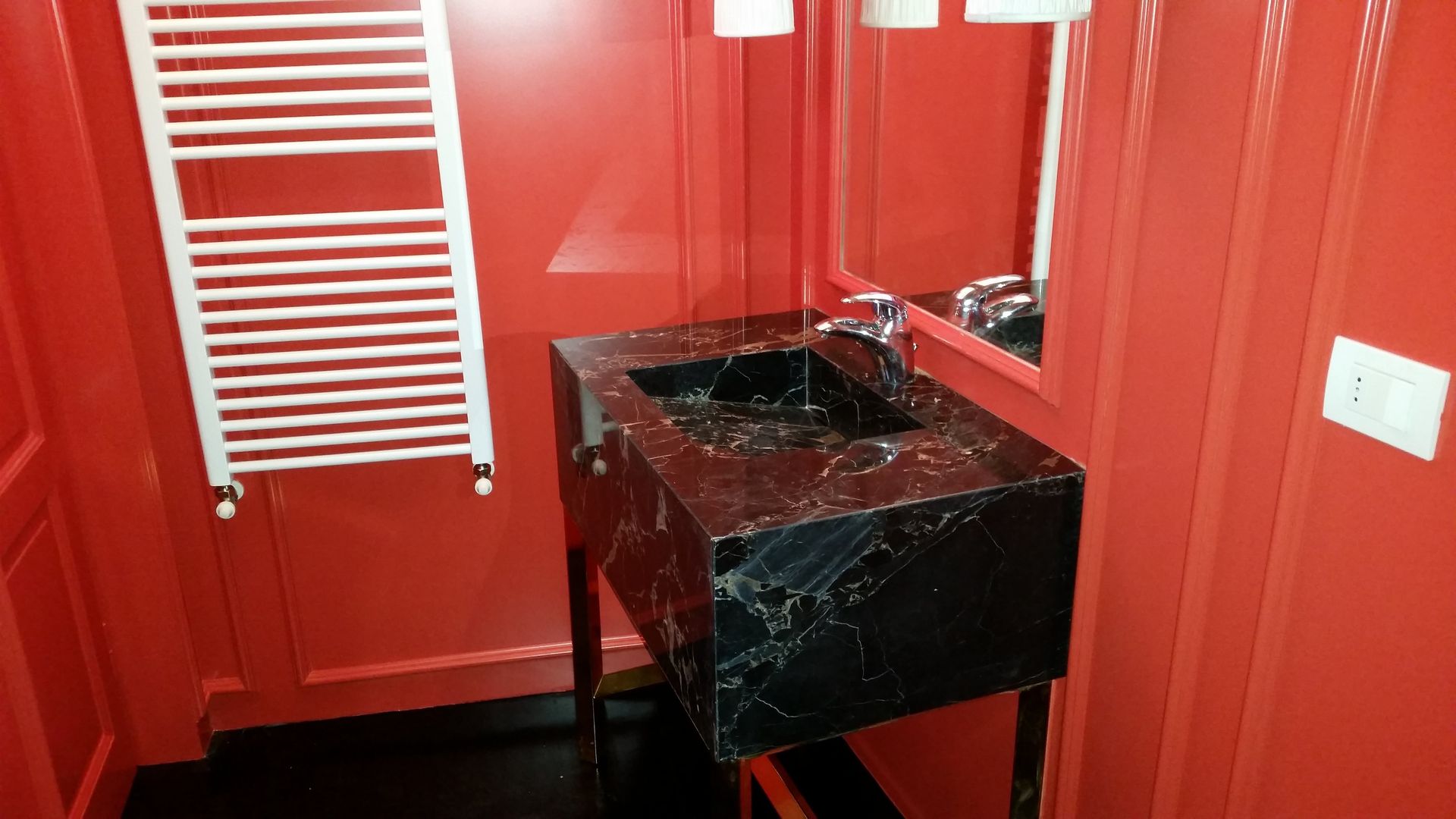Lavello nero con parete rossa