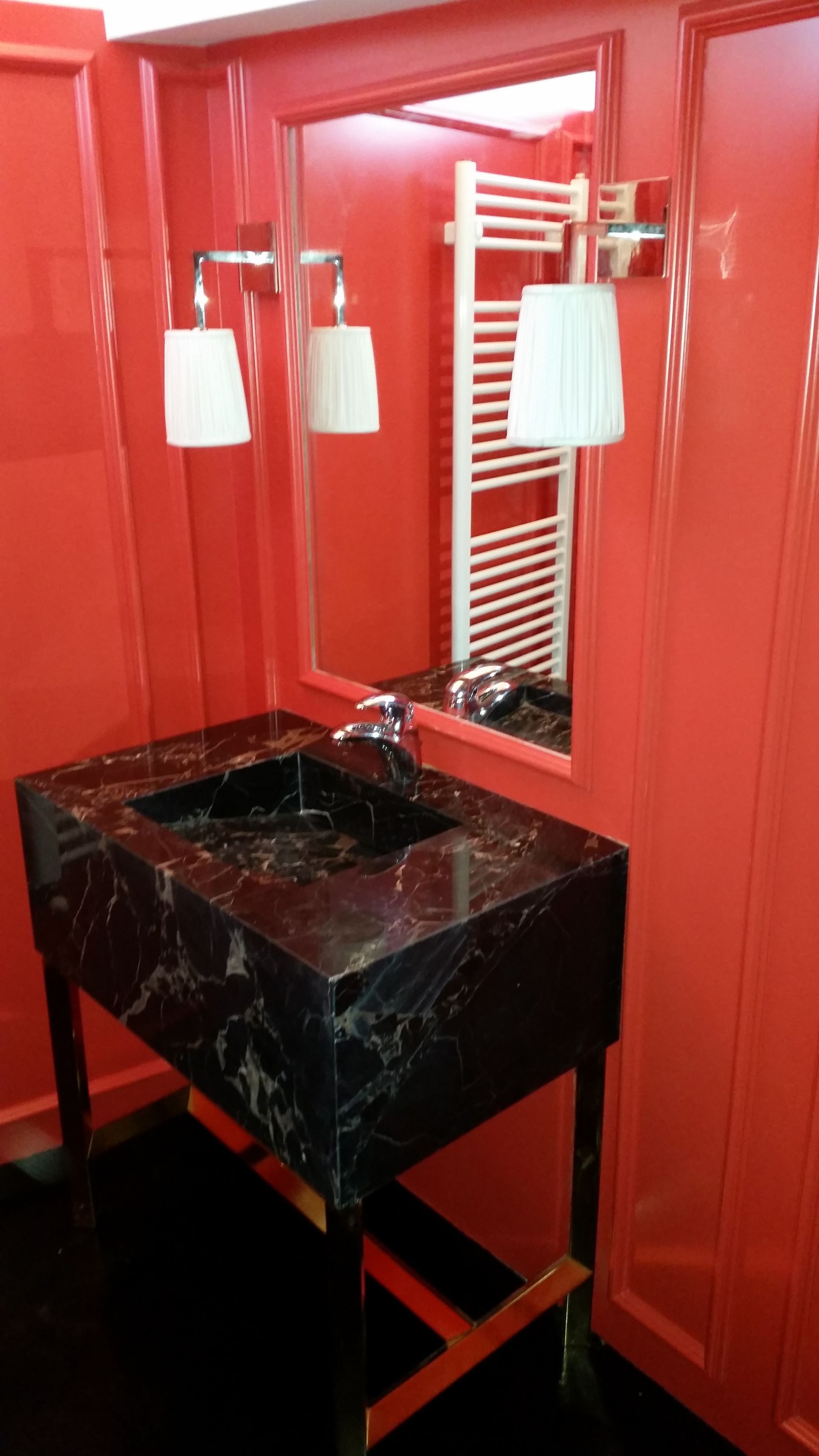 Lavello nero in bagno rosso altra visuale