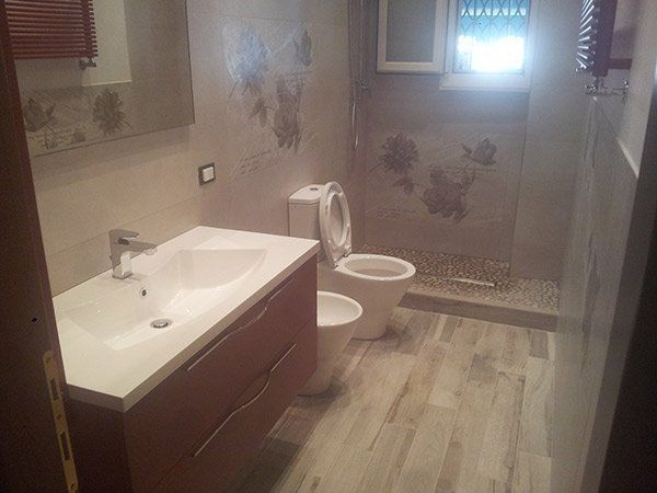Bagno con finestra aperta.