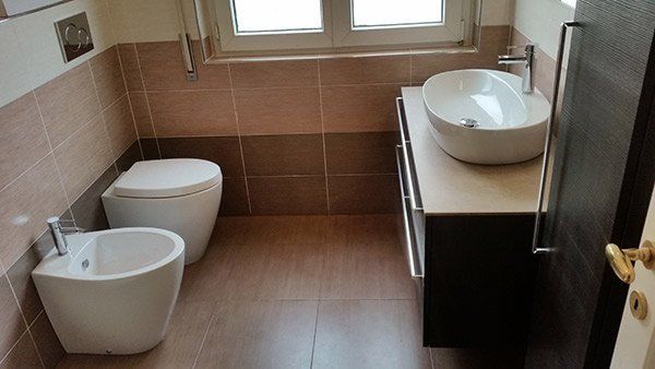 Bagno con parete marrone.
