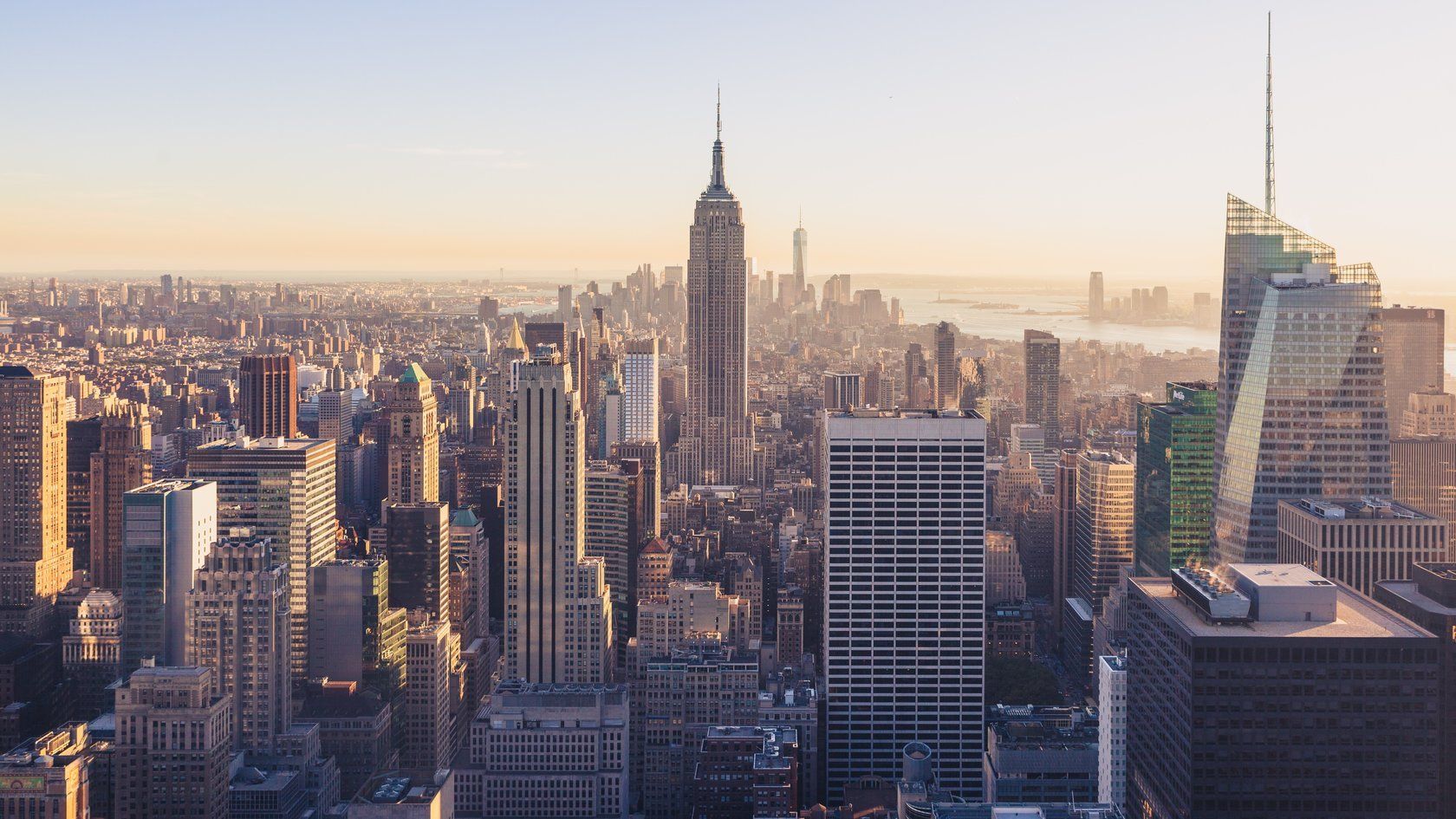 Eine Luftaufnahme der Skyline von New York City bei Sonnenuntergang.