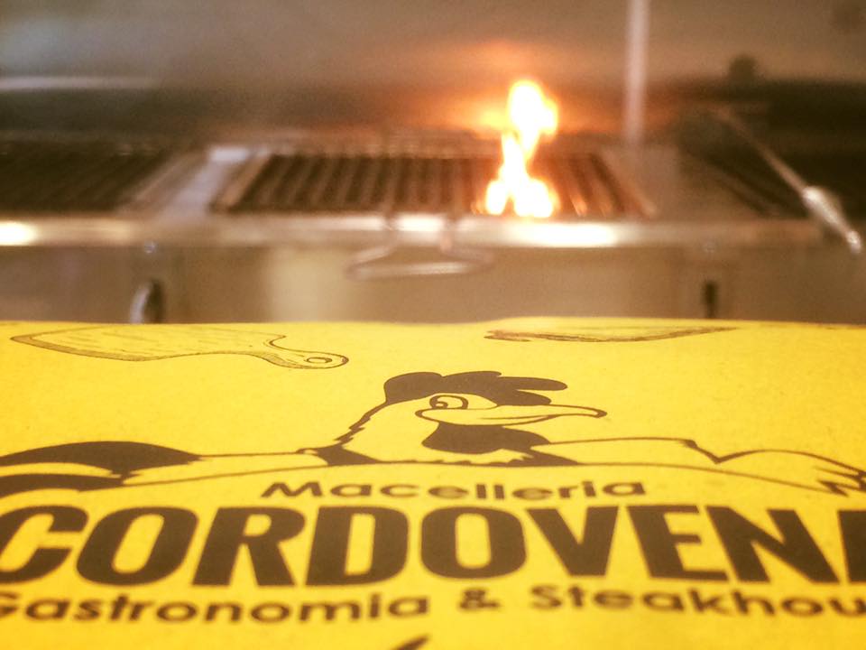 Griglia con fiamme sovrapposte, superficie gialla con logo 