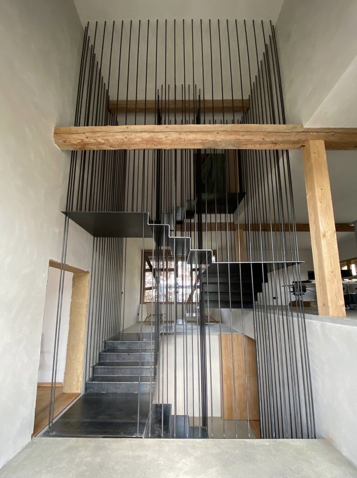 Eine Treppe in einem Haus mit einem Holzgeländer