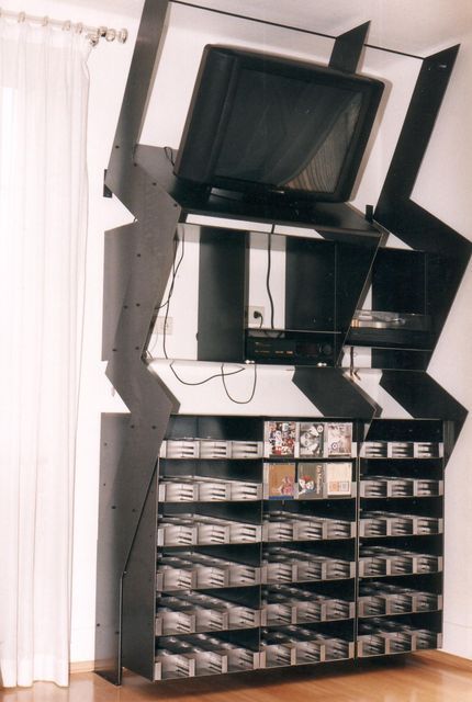 Ein Regal mit einem Fernseher darauf