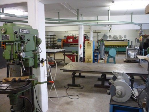 Eine Maschine in einer Werkstatt trägt das Wort Krause