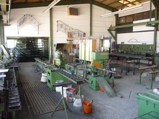 Eine Fabrik mit vielen Maschinen und einem Eimer auf dem Boden