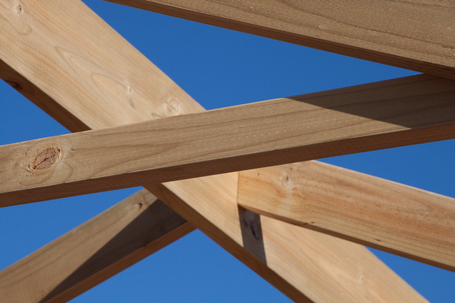 Eine Holzkonstruktion mit blauem Himmel im Hintergrund
