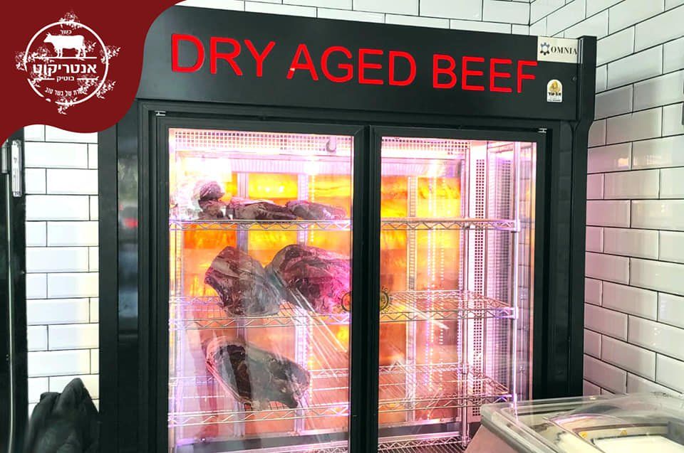 תצוגת ויטרינה עשירה עם מבחר בשרים טריים ונתחים מובחרים בבוטיק אנטריקוט