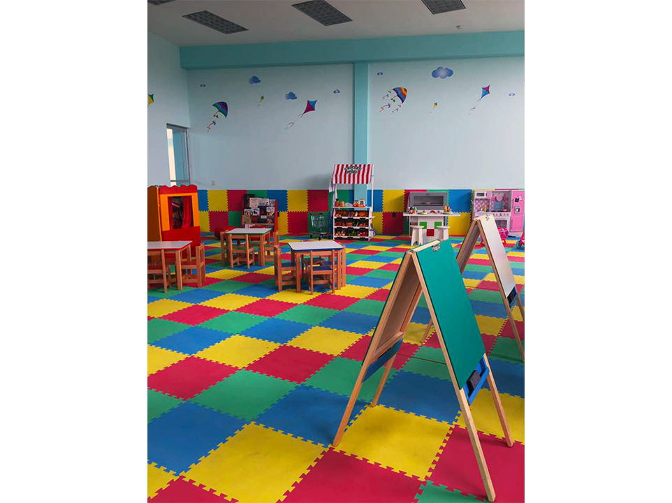 Una habitación colorida con mesas y sillas.