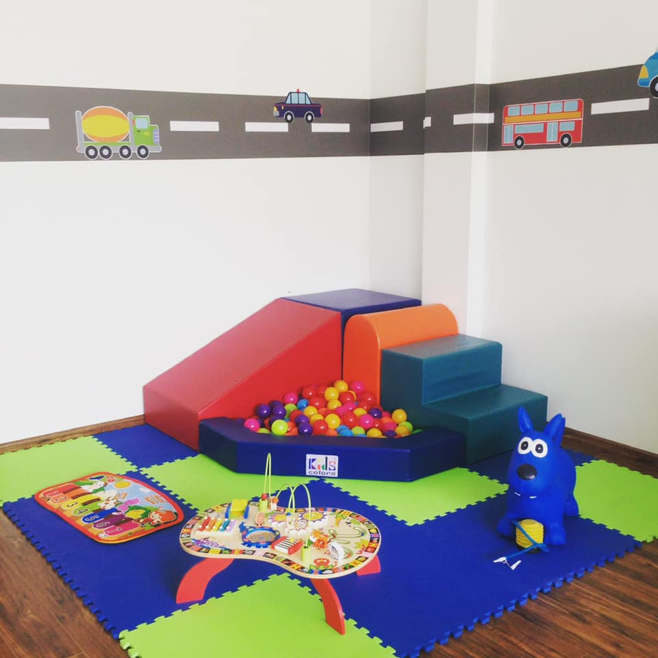 Una habitación llena de muchos juguetes, incluido un perro azul