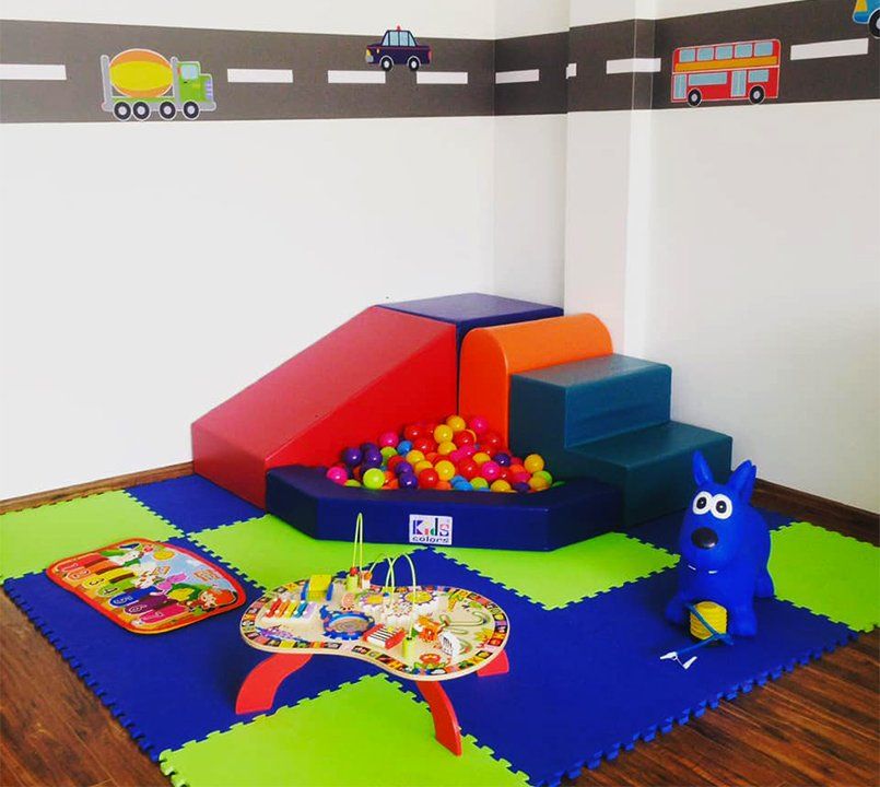 Una habitación llena de muchos juguetes, incluido un perro azul