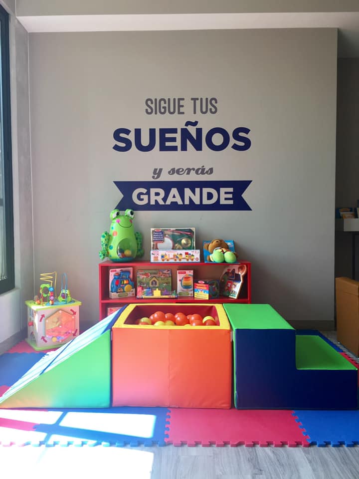 Una habitación con un cartel que dice 