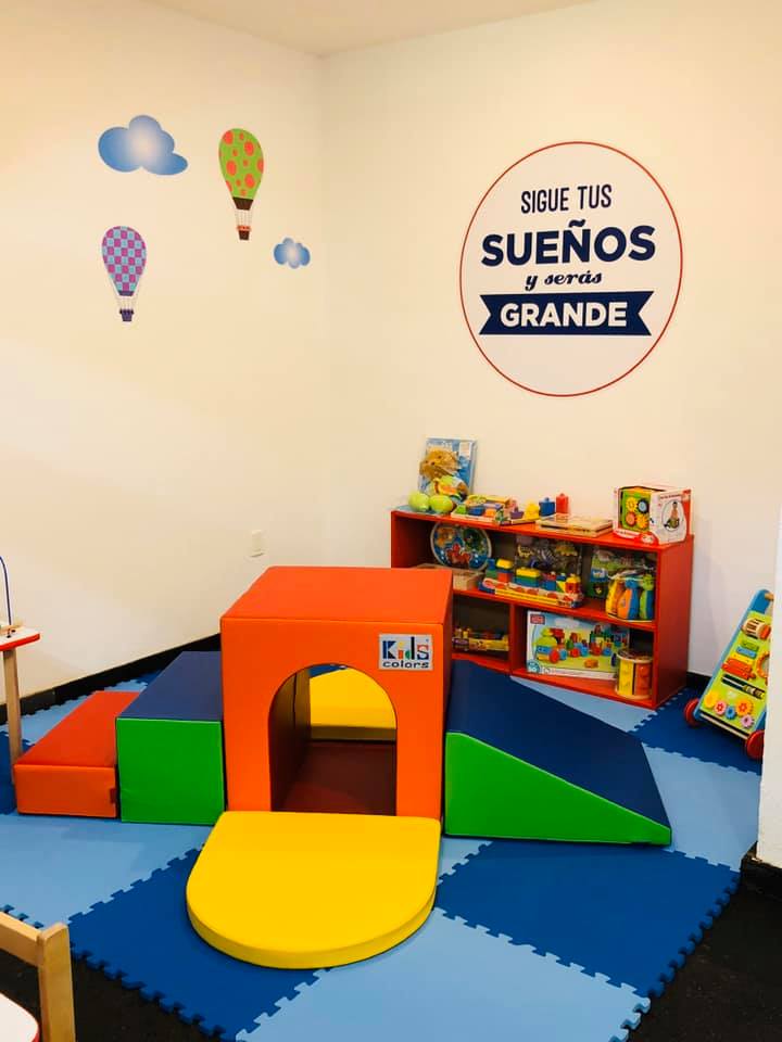 Una habitación con un cartel que dice sueños grandes