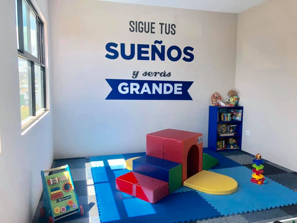 Una habitación con un cartel en la pared que dice 