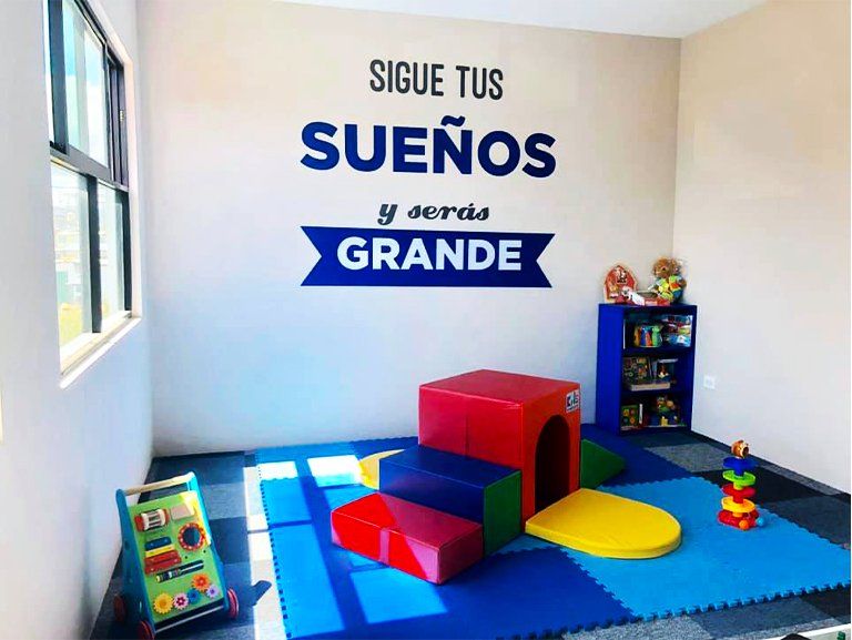 Una habitación con un cartel en la pared que dice sigue tus sueños y sers grande