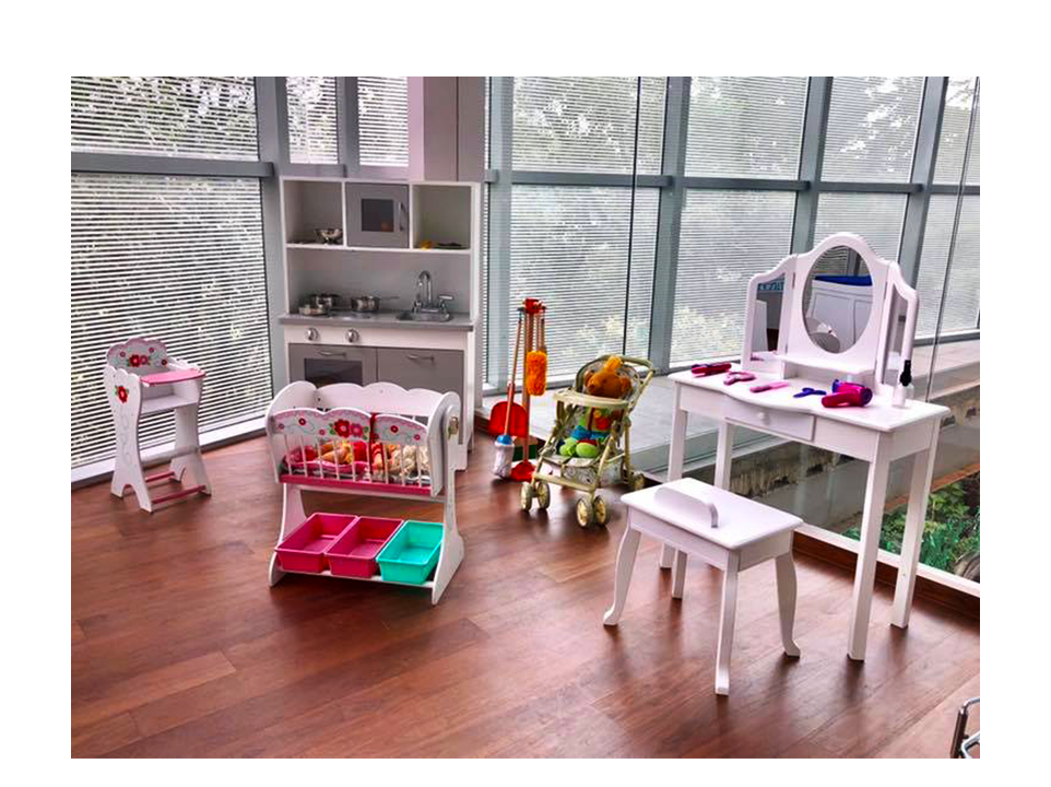 Una habitación con mesa, sillas y un espejo.