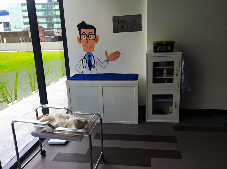 Una habitación con una caricatura de un médico en la pared