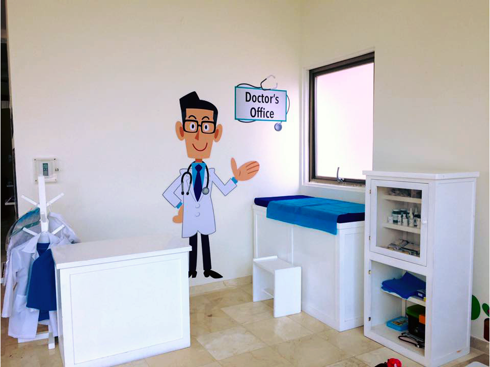 Un consultorio médico con una caricatura de un médico en la pared.