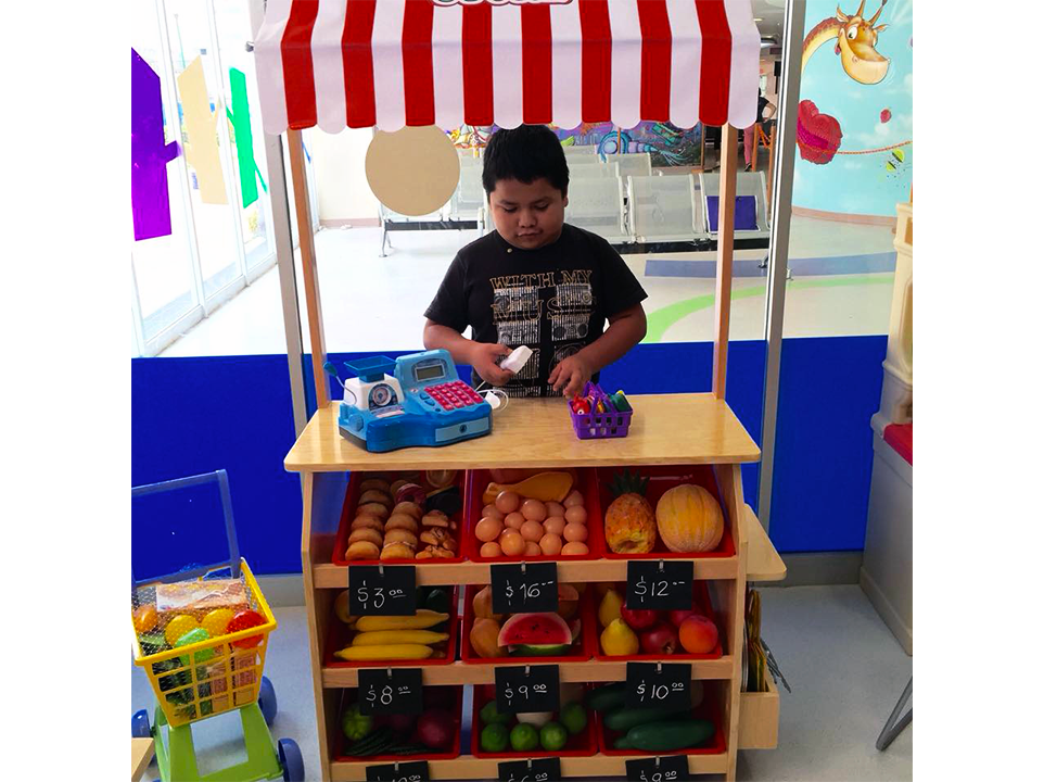 Un niño juega en una tienda de juguetes.