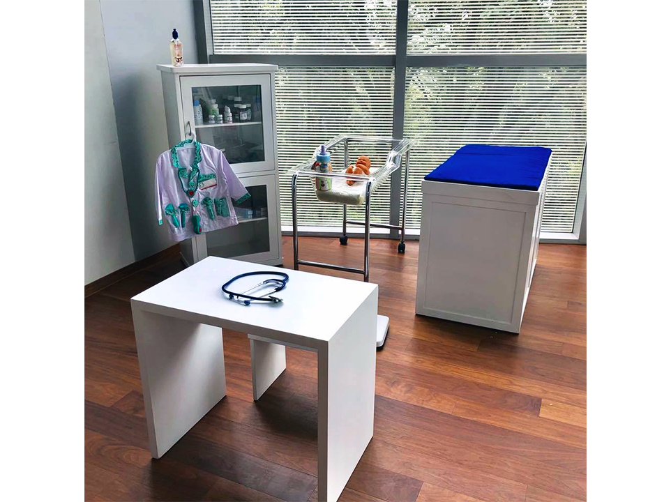 Hay una mesa con un estetoscopio en la habitación.