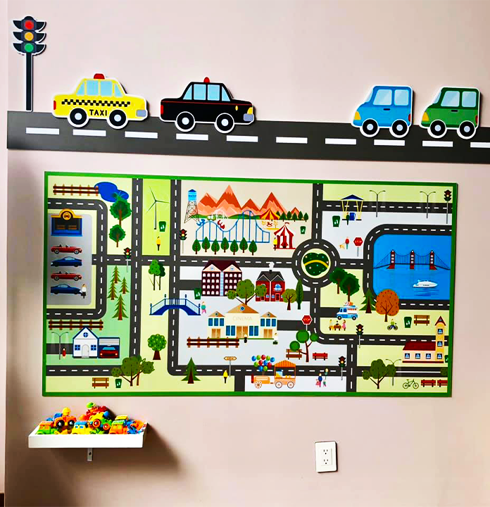 Una pared con un mapa de una ciudad y autos.