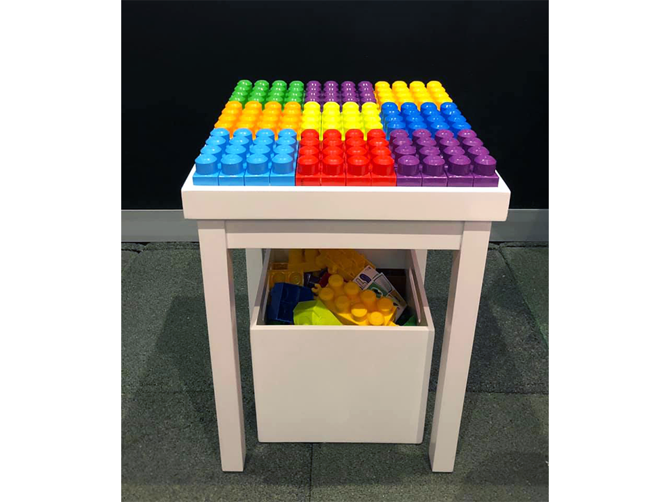 Una mesa con un montón de bloques de lego encima