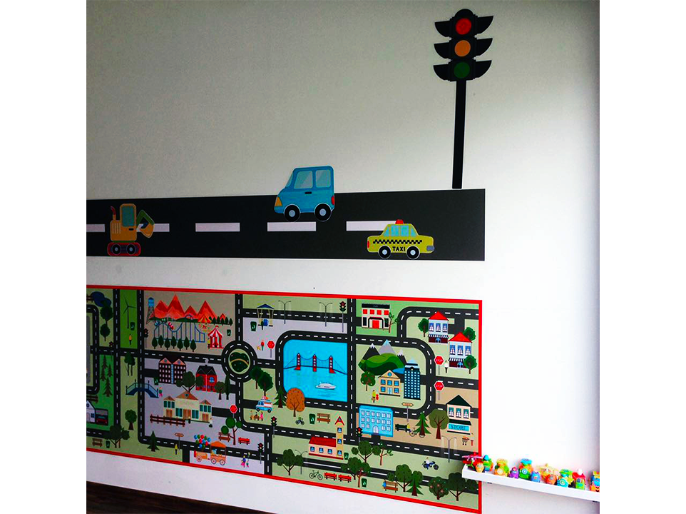 Una pared con un mapa y un semáforo