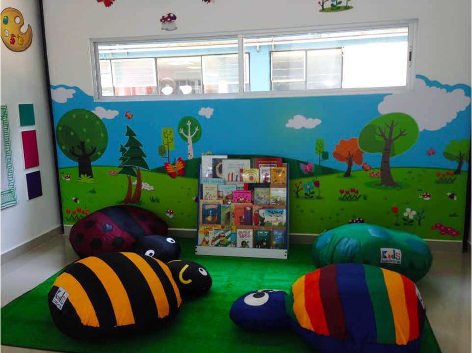 Una habitación infantil con una estantería llena de libros