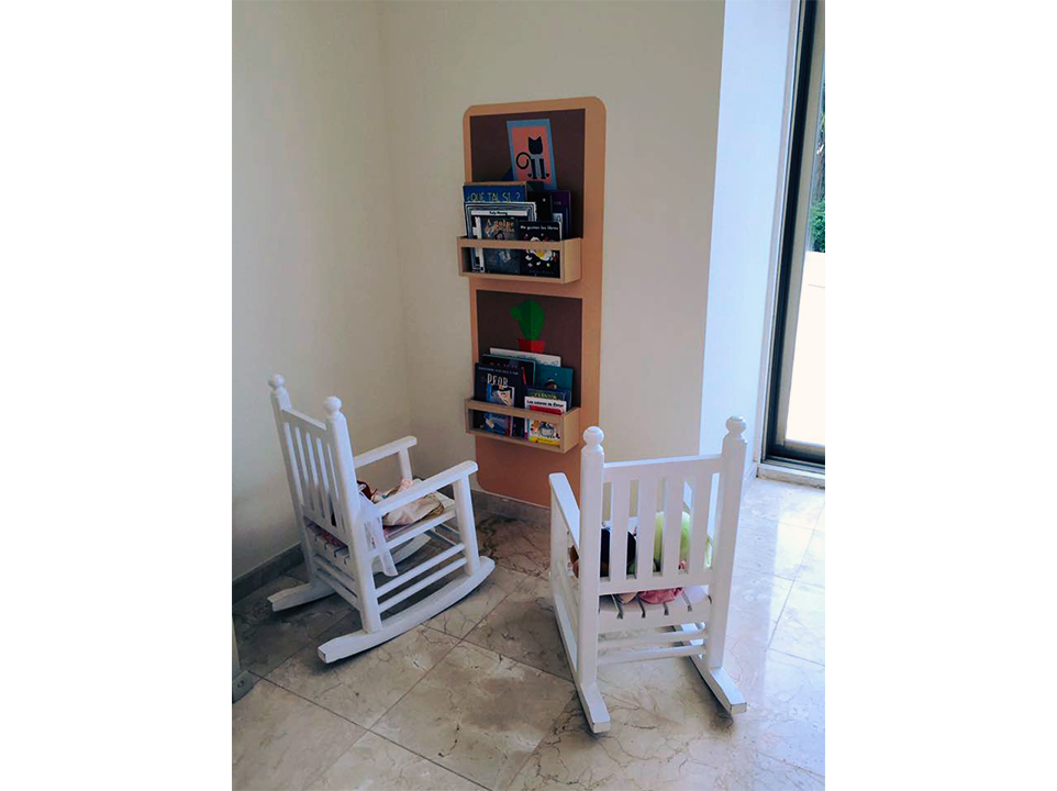 Dos mecedoras blancas están sentadas una al lado de la otra en una habitación.
