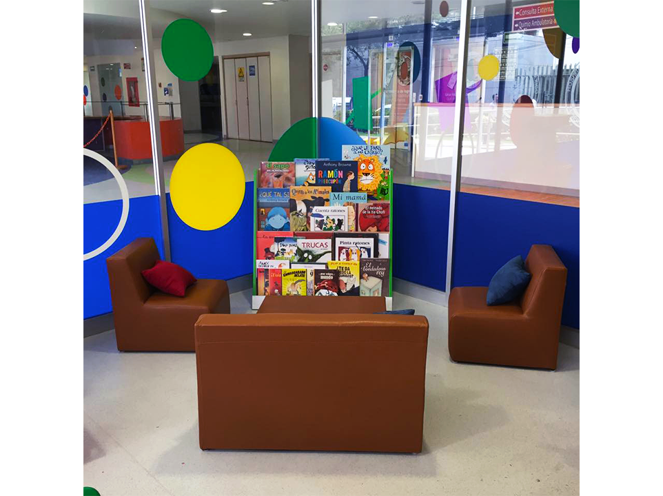 Una habitación con sillas y una estantería con libros