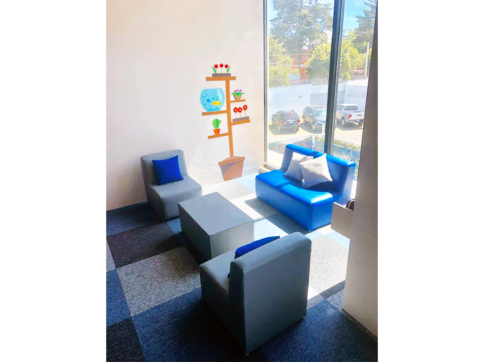Una sala de estar con un sofá , sillas y una mesa.
