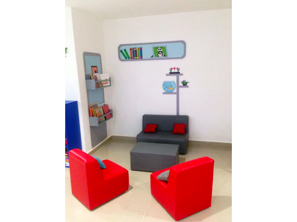 Una sala de estar con dos sillas rojas y un sofá