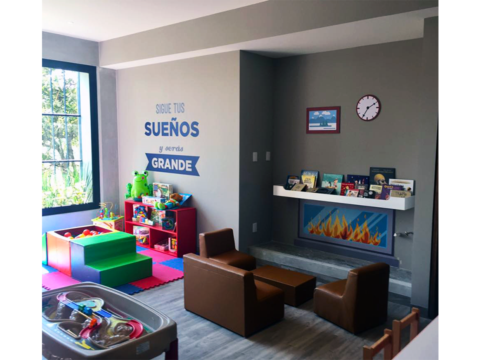Una habitación con chimenea y un cartel que dice sueños grandes