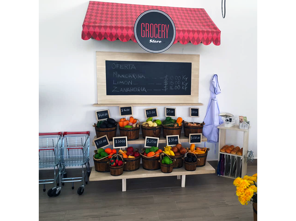 Una tienda de comestibles con cestas de frutas y verduras