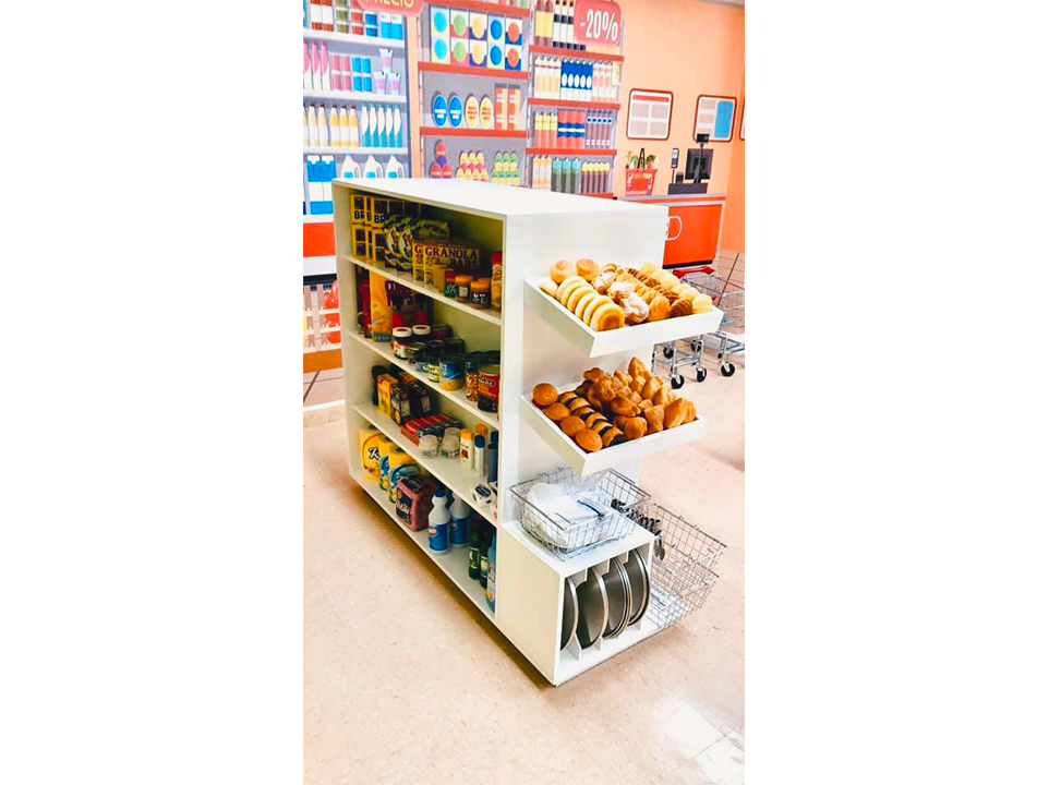 Un estante de una tienda lleno de una variedad de alimentos.