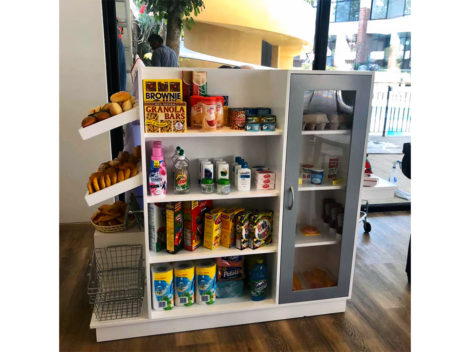 Un estante de una tienda lleno de mucha comida y bebida.