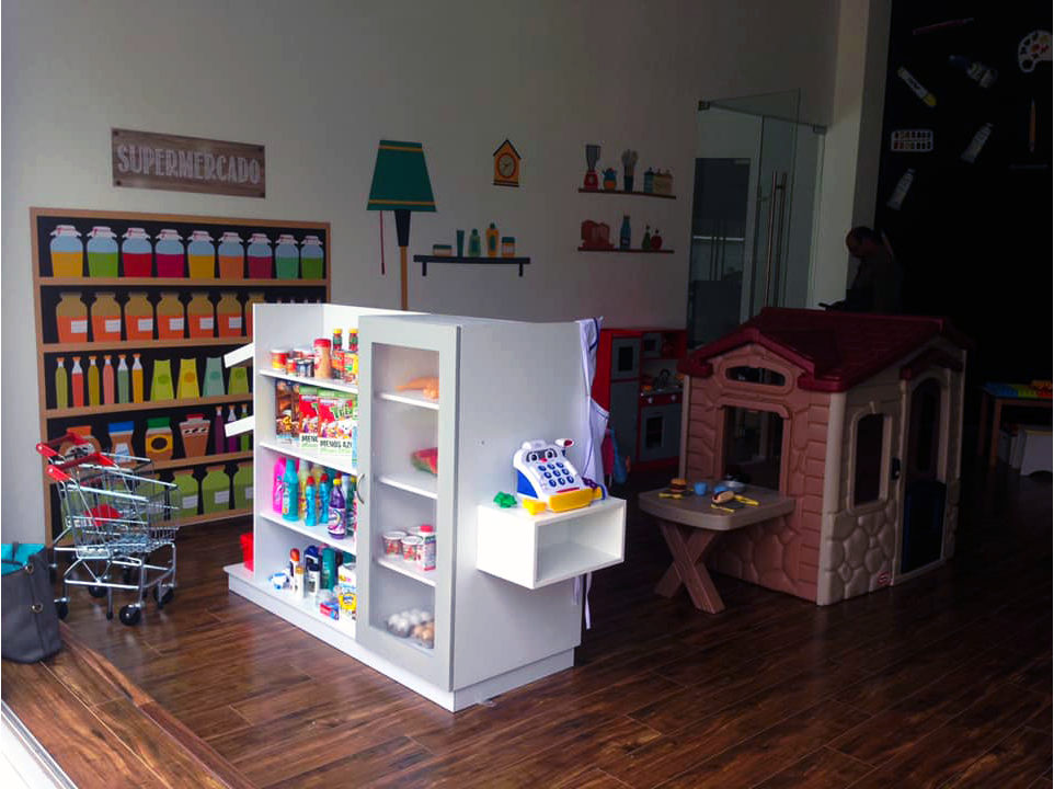 Una habitación con un cartel que dice supermercado.