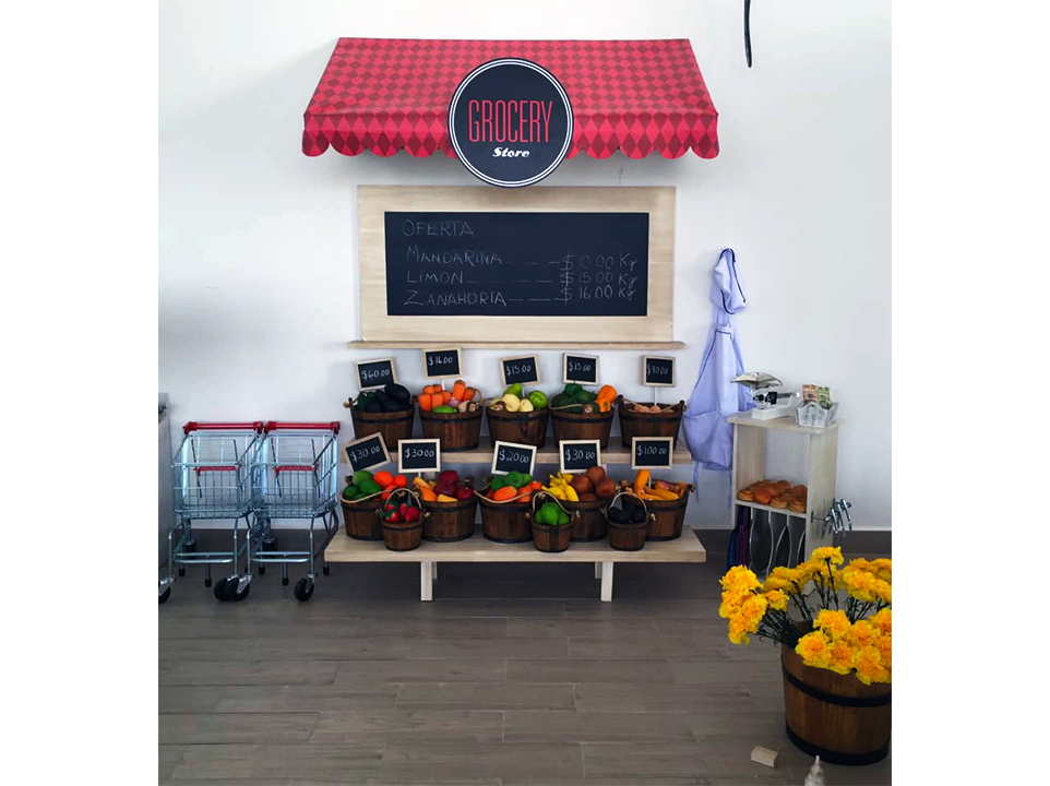 Una tienda de comestibles con cestas de frutas y verduras