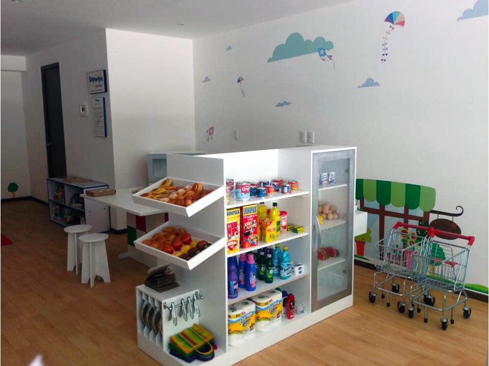 Una sala de juegos para niños con una juguetería.