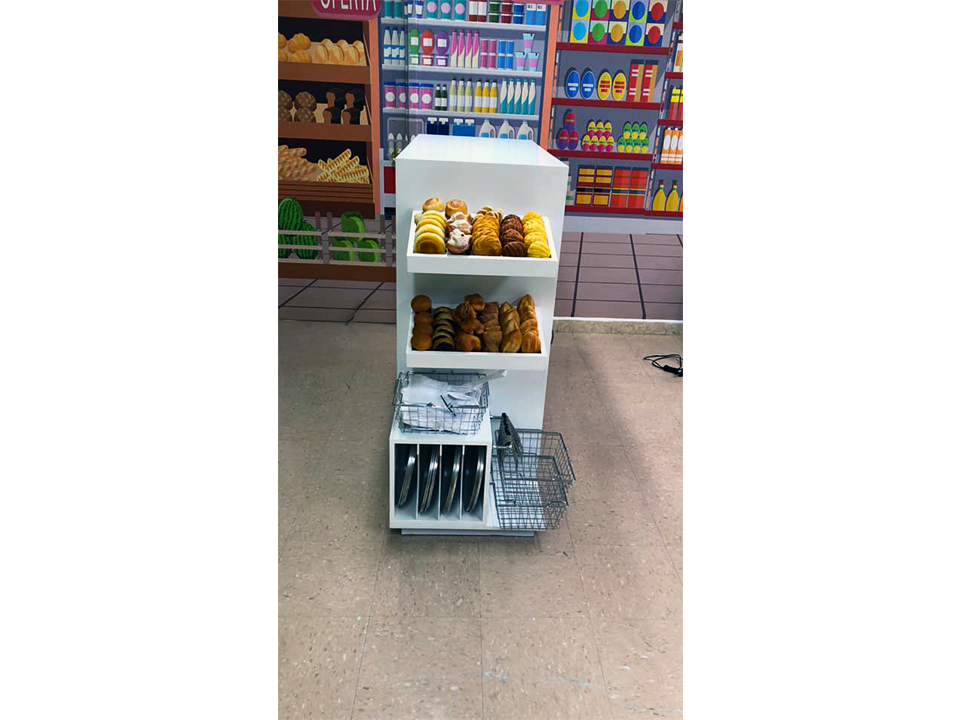 Una exhibición de comida en una tienda con una canasta en el piso.