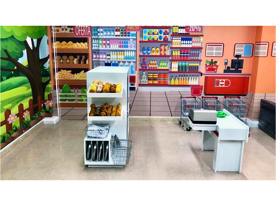 Una tienda de juguetes con caja registradora y carrito.