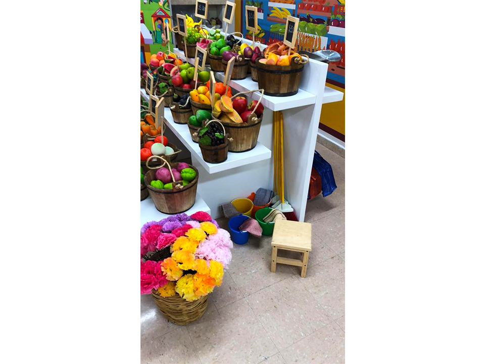 Una habitación llena de cestas de frutas y flores.