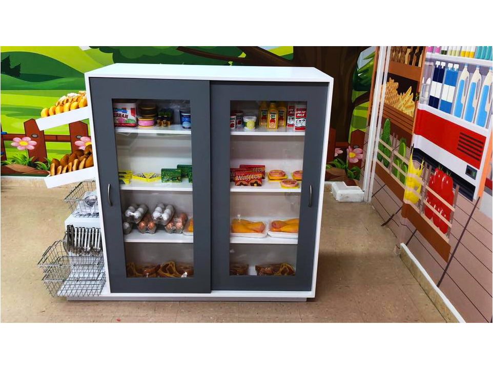 Un armario con puertas corredizas de cristal lleno de comida en una tienda.