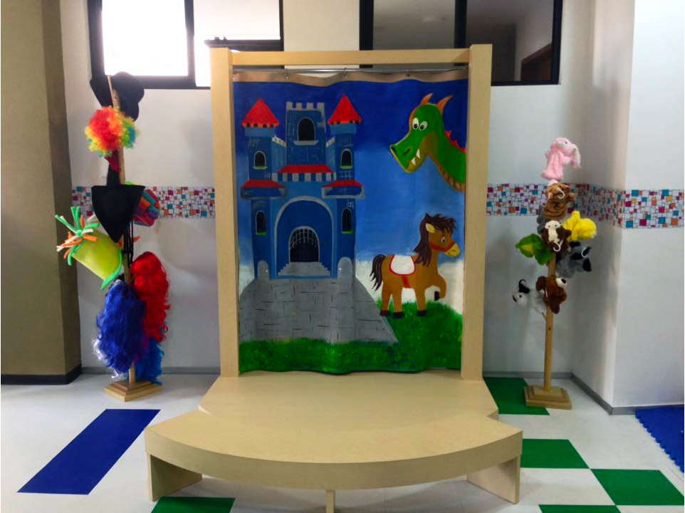 Un escenario con un castillo y un dragón.
