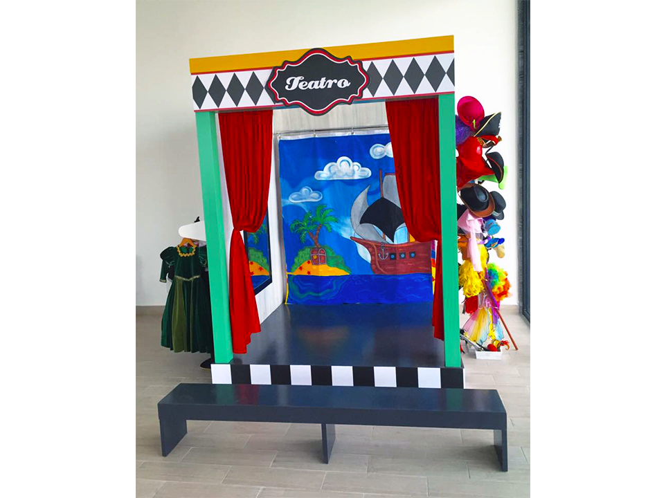Un escenario con un barco pirata y un cartel que dice teatro