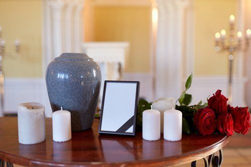 Articoli di arte funeraria, candele e rose