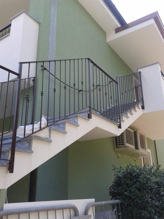 ringhiera di scalinata esterna in ferro