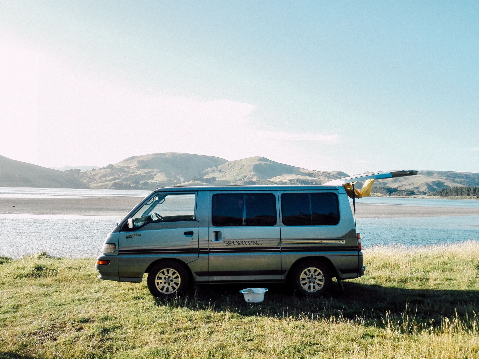 Imagem de campervan parada a beira do lago em  Dunedin, Nova Zelândia